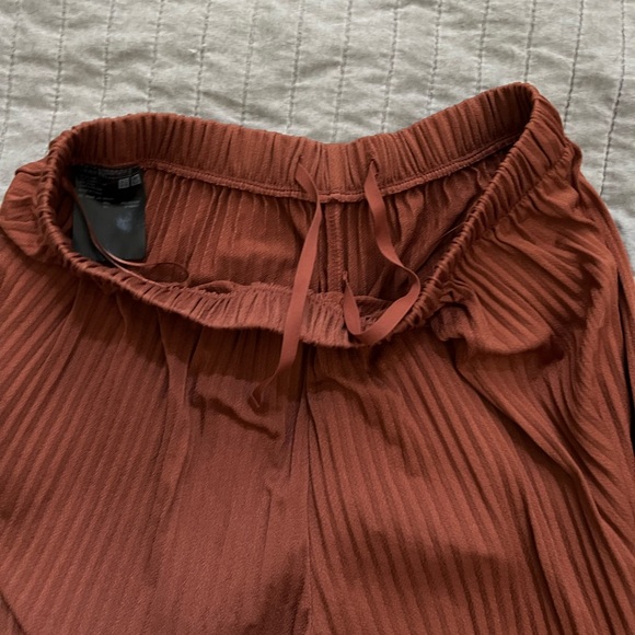 Uniqlo Brown Pleated Flowy Pants - Picture 3 of 4